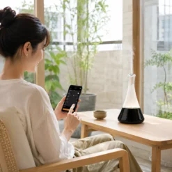 奧羅拉黑色 APP 智控鋰電版精油擴香儀 APP 操作情境圖 奧羅拉黑色 APP 智控鋰電版精油擴香儀搭配手機操作情境