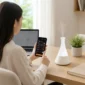 奧羅拉白色 APP 智控鋰電版精油擴香儀搭配手機操作的居家工作情境